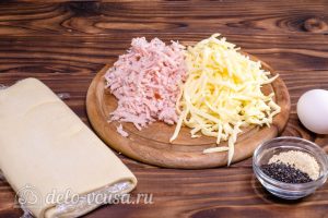 Пирог улитка с сыром и ветчиной: Ветчину и сыр натереть