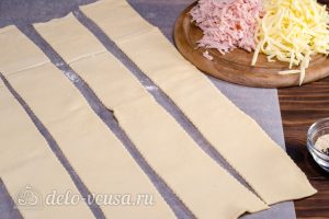 Пирог улитка с сыром и ветчиной: Раскатать тесто