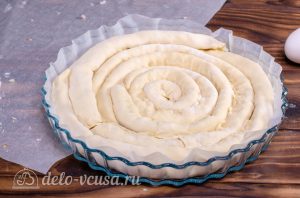 Пирог улитка с сыром и ветчиной: Сформировать пирог