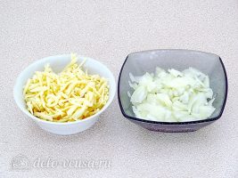 Салат с говяжьей печенью и огурцами: Натереть сыр и измельчить лук