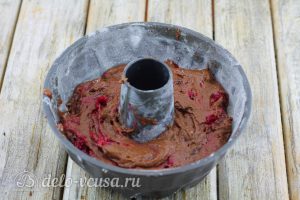 Шоколадный кекс с малиной: Кладем тесто в форму
