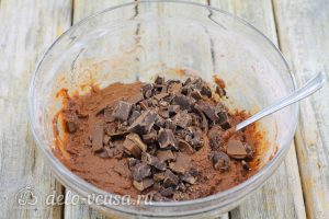 Шоколадный кекс с малиной: Добавить шоколад