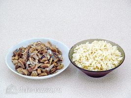 Рыбный салат с рисом: Отварить рис и разобрать рыбу