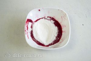 Малиновый конфитюр: Добавить крахмал и сахар