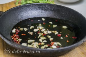 Креветки жареные в масле с чесноком: Обжариваем чеснок и перец