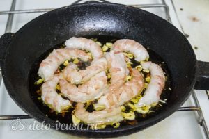 Креветки жареные в масле с чесноком: Отправляем креветки на сковородку