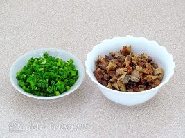 Салат из рыбной консервы с горошком: Измельчить консервы и лук
