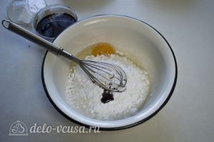 Шоколадная молочная девочка: Смешать яйца с сахаром и крахмалом