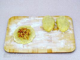 Картофельные зразы с квашеной капустой: Формируем зразы
