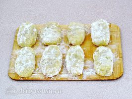Картофельные зразы с квашеной капустой: Обвалять в муке