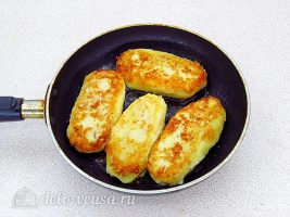 Картофельные зразы с квашеной капустой: Жарим на сковороде