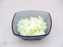 Картофельные зразы с квашеной капустой: Нарезать лук