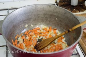 Нудли с картошкой и мясом: Добавить морковь