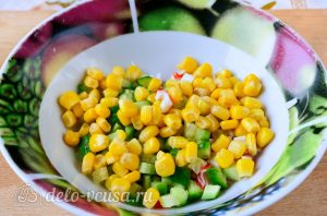 Крабовый салат с колбасой: Добавить кукурузу