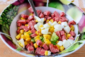 Крабовый салат с колбасой: Соединить продукты