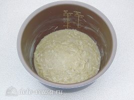 Картофельная запеканка с грибами в мультиварке: Выложить половину картофеля