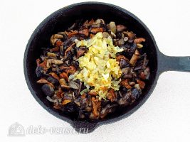 Картофельная запеканка с грибами в мультиварке: Грибы смешать с луком