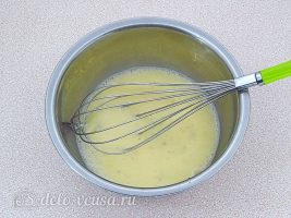 Картофельная запеканка с грибами в мультиварке: Взбить яйца