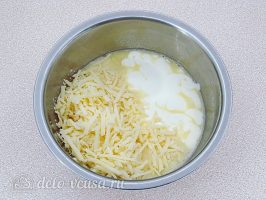 Картофельная запеканка с грибами в мультиварке: Смешать сыр, яйца и сметану