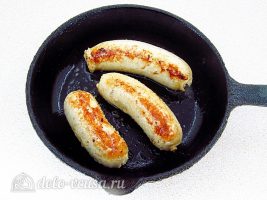 Домашние куриные колбаски: Обжарить колбаски