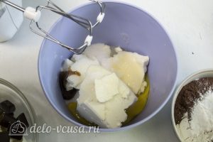 Брауни-чизкейк: Смешать сыр с сахаром и яйцом