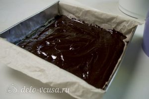 Брауни-чизкейк: Вылить в форму шоколадное тесто