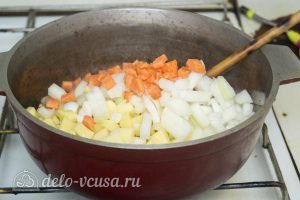 Мясо с консервированной фасолью: Нарезать овощи и добавить их к мясу