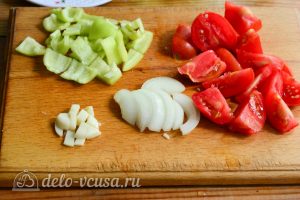 Салат Десяточка с баклажанами на зиму: Нарезать овощи