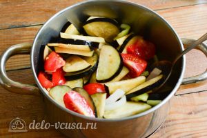 Салат Десяточка с баклажанами на зиму: Добавить овощи в кастрюлю