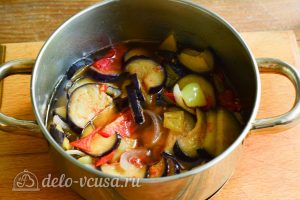Салат Десяточка с баклажанами на зиму: Тушите овощи на медленном огне
