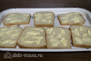 Горячие бутерброды с колбасой, сыром и болгарским перцем: Выложить хлеб на противень
