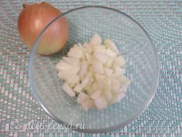 Классический гуляш из свинины с подливкой: Нарезать лук