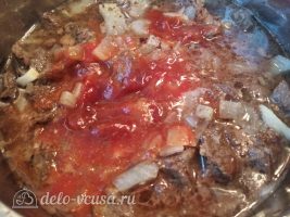 Классический гуляш из свинины с подливкой: Добавить пасту к мясу