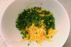 Салат с авокадо, яйцом и огурцом: Нарезать зеленый лук