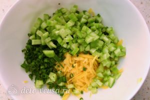 Салат с авокадо, яйцом и огурцом: Нарезать огурец