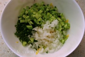 Салат с авокадо, яйцом и огурцом: Нарезать лук