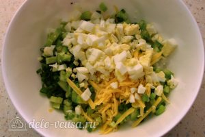 Салат с авокадо, яйцом и огурцом: Нарезать яйца