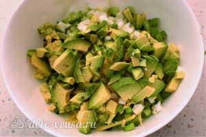 Салат с авокадо, яйцом и огурцом: Нарезать авокадо