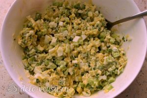 Салат с авокадо, яйцом и огурцом: Добавить соус