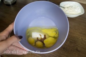 Классический ванильный бисквит: Соединить яйца с сахаром