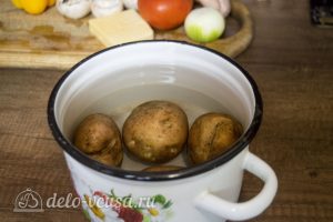 Курица с картофелем и овощами в горшочке: Отварить картофель