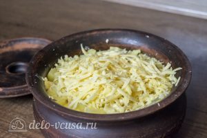 Курица с картофелем и овощами в горшочке: Посыпать тертым сыром