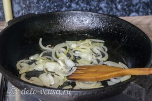 Курица с картофелем и овощами в горшочке: Обжарить лук