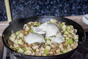 Курица с картофелем и овощами в горшочке: Добавить сметану и специи