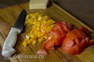 Курица с картофелем и овощами в горшочке: Нарезать перец и помидоры