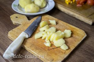Курица с картофелем и овощами в горшочке: Нарезать картофель