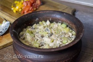 Курица с картофелем и овощами в горшочке: Сложить все ингредиенты слоями в горшок