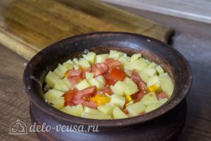 Курица с картофелем и овощами в горшочке: Добавить сверху картофель и помидоры
