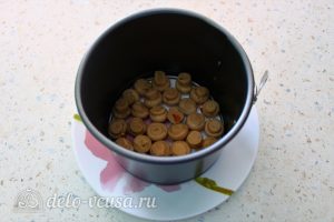 Салат Грибная поляна с шампиньонами: На дно формы кладем грибы