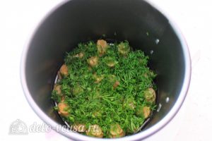 Салат Грибная поляна с шампиньонами: Кладем слой зелени